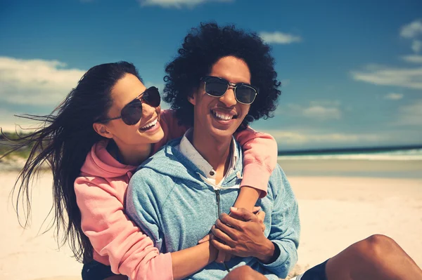 Latino pár a strandon átfogó — Stock Fotó