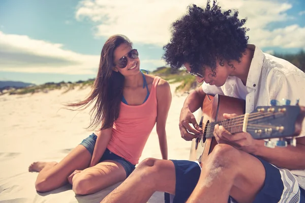 Hispán pár gitározni a strandon — Stock Fotó