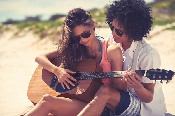 Hispán pár gitározni a strandon — Stock Fotó