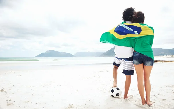 Brazil soccer fans stand on beach — Stock Photo, Image