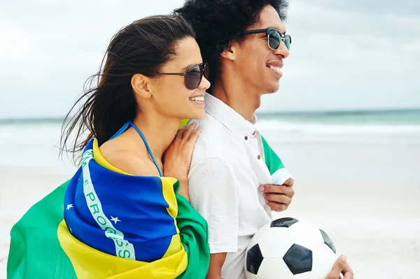 Pareja con bandera de Brasil y pelota — Foto de Stock