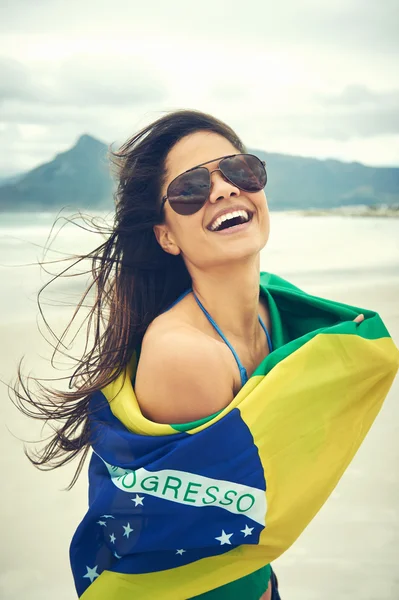 Латиноамериканка с флагом Бразилии — стоковое фото