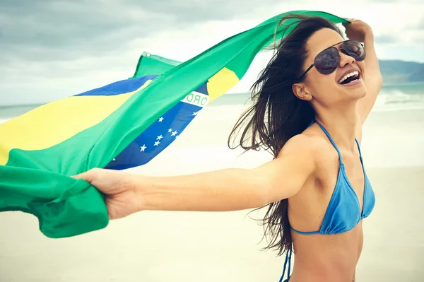 Latino-Frau mit brasilianischer Flagge — Stockfoto