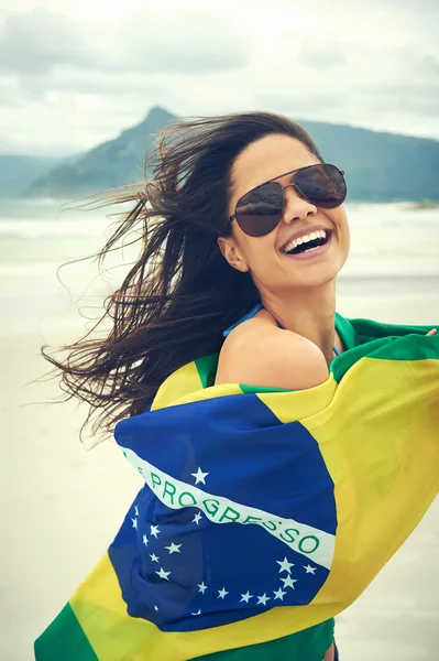 Латиноамериканка с флагом Бразилии — стоковое фото