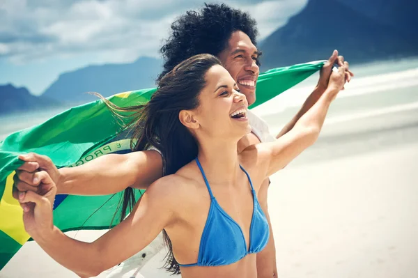 Hispanic couple hold flag — Stock Photo, Image