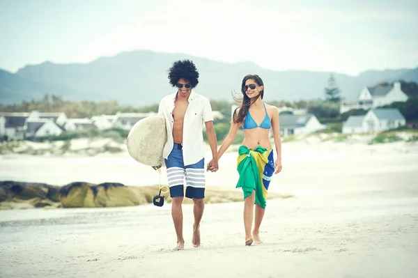 サーフボードを抱えて歩いているカップル、サロンとしてフラグを立てる — ストック写真