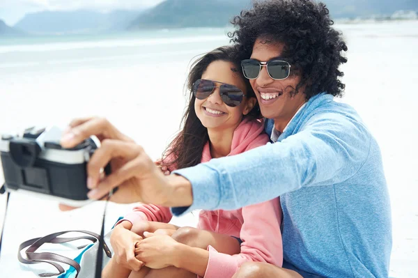 Odběr selfie pár na pláži — Stock fotografie