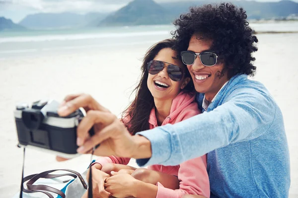 Paar nemen selfie op strand — Stockfoto