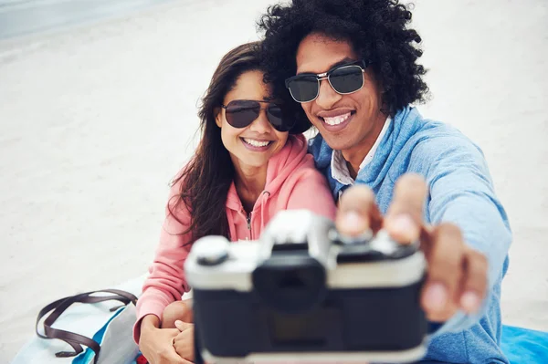 Coppia prendendo selfie in spiaggia — Foto Stock