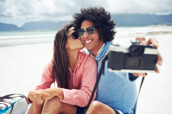 Пара поцілунок приймає селфі на пляжі — стокове фото