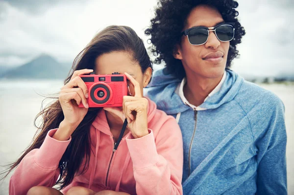 Coppia scattare foto in spiaggia — Foto Stock