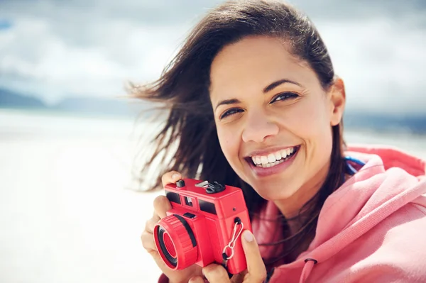 Latino kvinna med retro kamera på stranden — Stockfoto