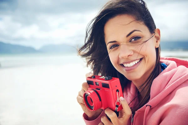 Latino woman with retro camera at beach — Stock Photo, Image