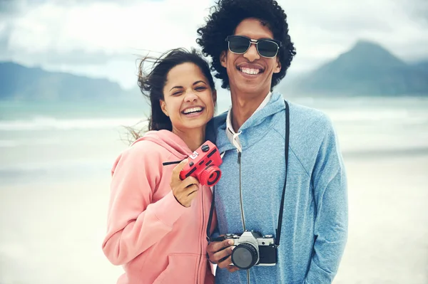 Paar macht Fotos am Strand — Stockfoto