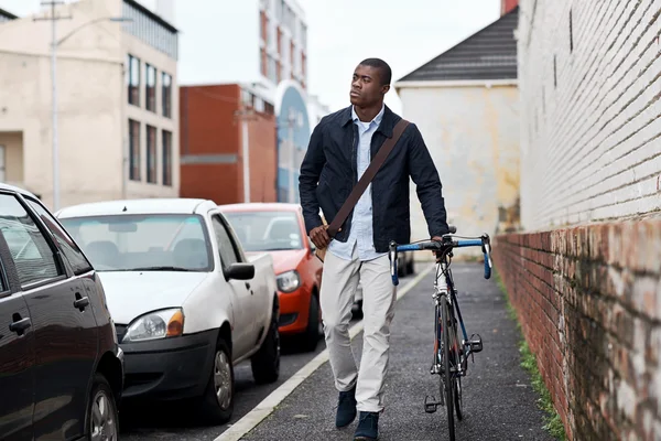 Αφρικής άνδρας με ποδήλατο, περπάτημα — Φωτογραφία Αρχείου