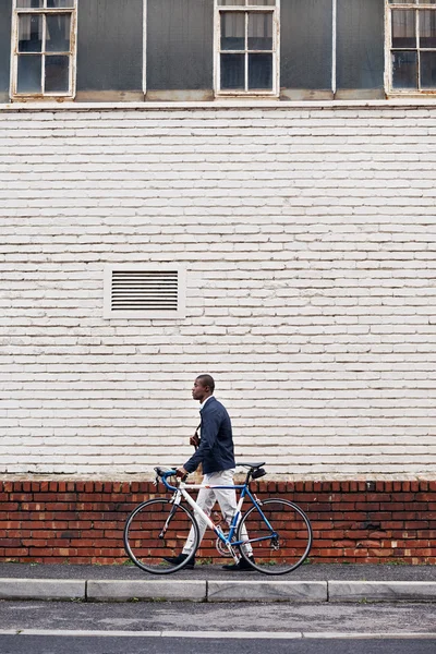 Hombre africano con bicicleta caminando —  Fotos de Stock