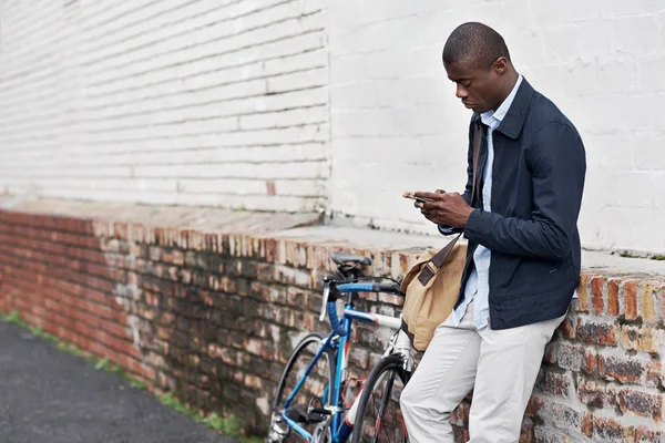 Άνθρωπος με ποδήλατο, στέλνοντας μήνυμα στο τηλέφωνο — Φωτογραφία Αρχείου