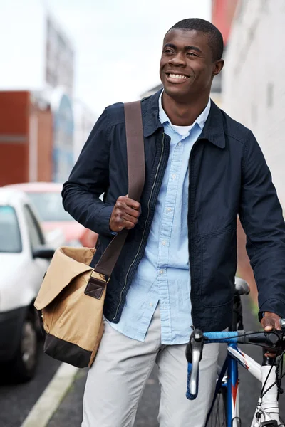 Αφρικής άνδρας με ποδήλατο, περπάτημα στην πόλη — Φωτογραφία Αρχείου