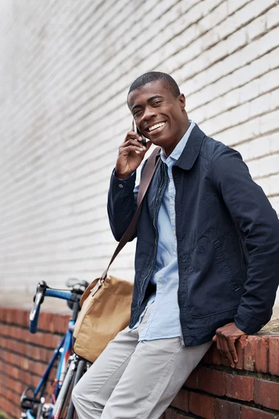 Homem africano com telefone celular — Fotografia de Stock