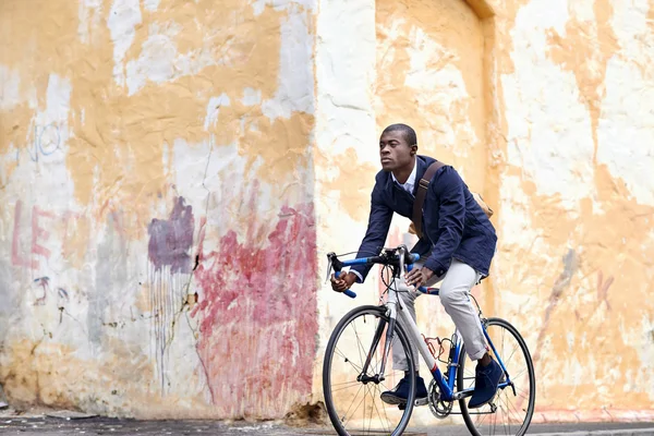 Africano louco andar de bicicleta na cidade urbana — Fotografia de Stock