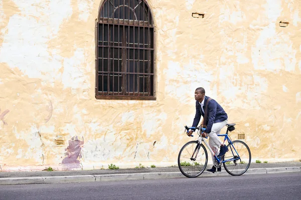 Africano louco andar de bicicleta na cidade urbana — Fotografia de Stock