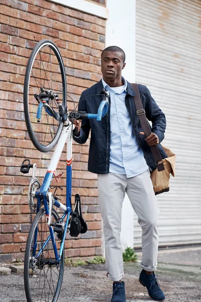Homme africain avec vélo marche — Photo
