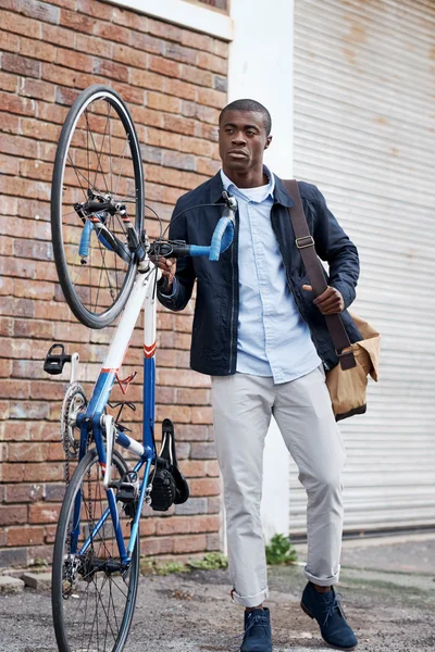 Afrikansk man med cykel walking — Stockfoto