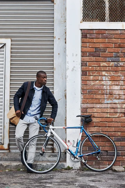 Homem relaxante com bicicleta na cidade — Fotografia de Stock