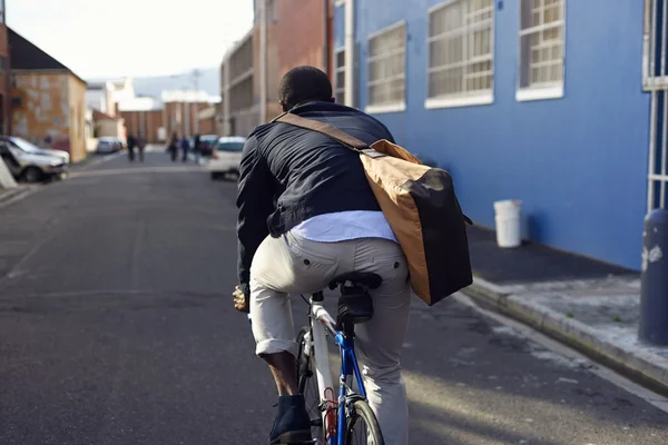 Africano louco andar de bicicleta na cidade urbana — Fotografia de Stock