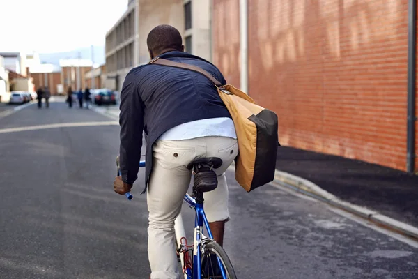 Africano louco andar de bicicleta na cidade urbana — Fotografia de Stock