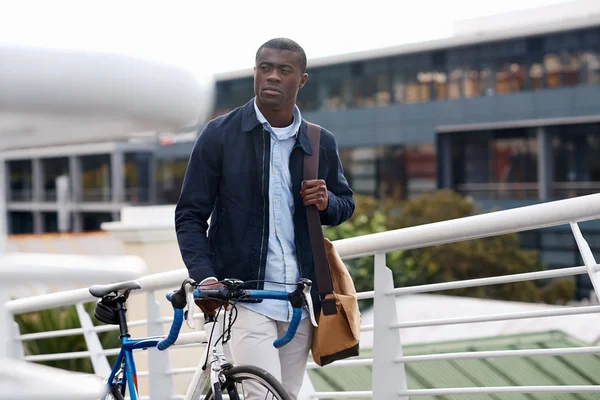 Afrikaner mit Fahrrad zu Fuß — Stockfoto