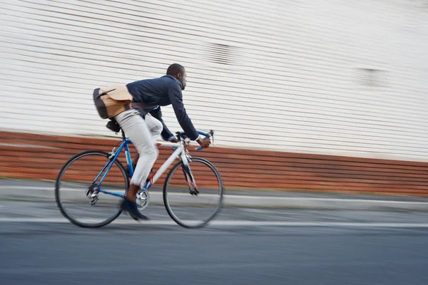 Africano louco andar de bicicleta na cidade urbana — Fotografia de Stock