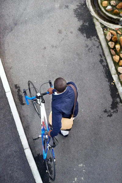 Afrikansk man med cykel walking — Stockfoto