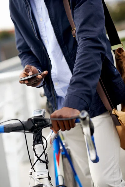 Man with bicycle sending message — Stock Photo, Image