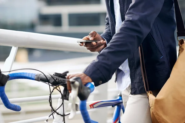 Man with bicycle sending message — Stock Photo, Image