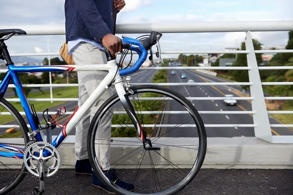 Homem africano com andar de bicicleta — Fotografia de Stock