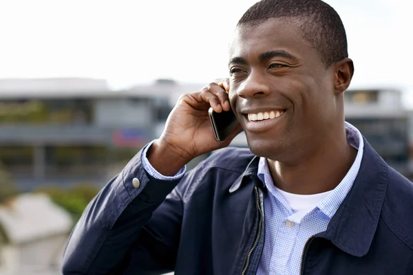 Afrikaanse man met mobiele telefoon — Stockfoto