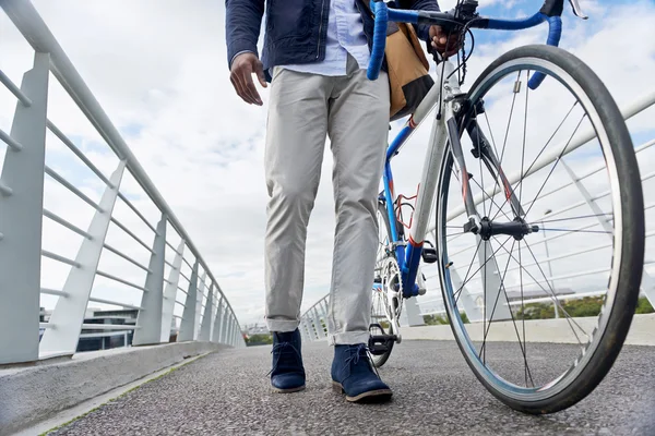 Afrikansk man med cykel walking — Stockfoto