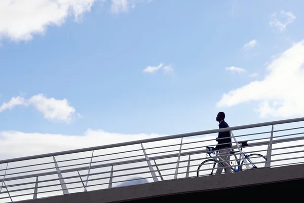 Hombre con bicicleta caminando en la ciudad urbana —  Fotos de Stock