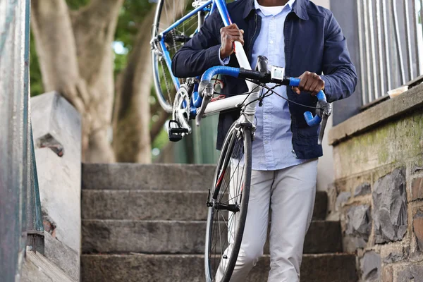 Άνθρωπος φέρει bicyle κάτω από σκάλες στην πόλη — Φωτογραφία Αρχείου