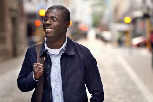 Uomo africano a piedi per la città urbana — Foto Stock