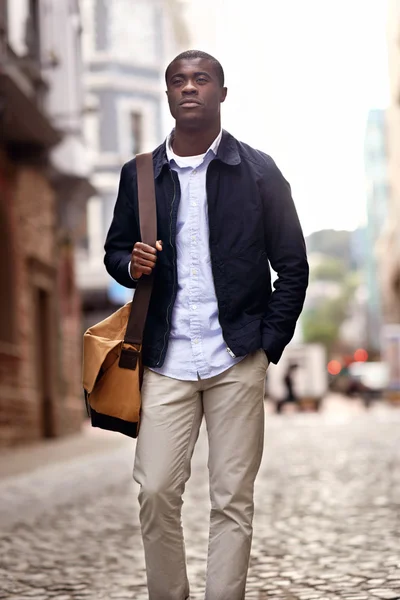 Африканський бізнесмен у міському місті — стокове фото