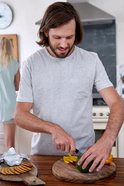 Hombre ayudando a cortar aguacate en la cocina — Foto de Stock