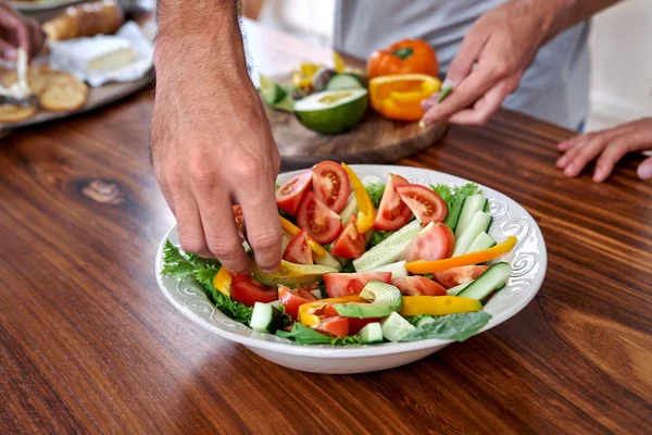 Hombre haciendo ensalada fresca — Foto de Stock