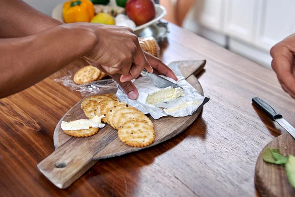 Man eat cheese and cracker — Stock Photo, Image