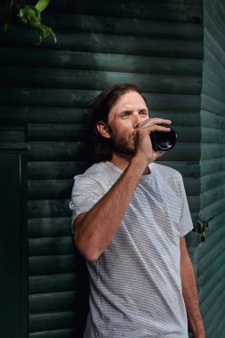 Adam açık bira içmek