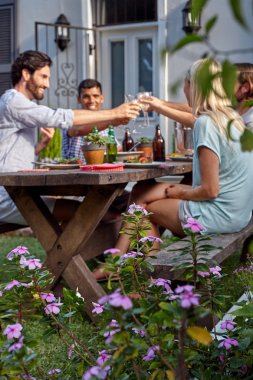 şarap ile kutlama için kızartma arkadaşlar