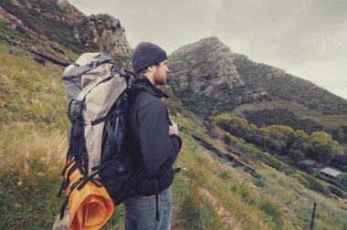 Adam vahşi dağ sırt çantası ile hiking
