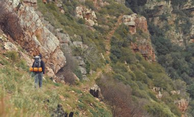 Adam vahşi dağ hiking