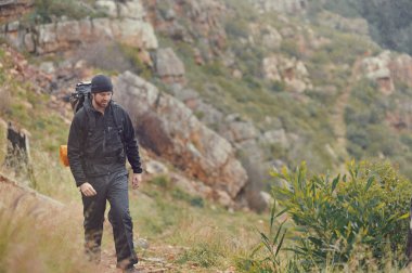 Adam vahşi dağ hiking